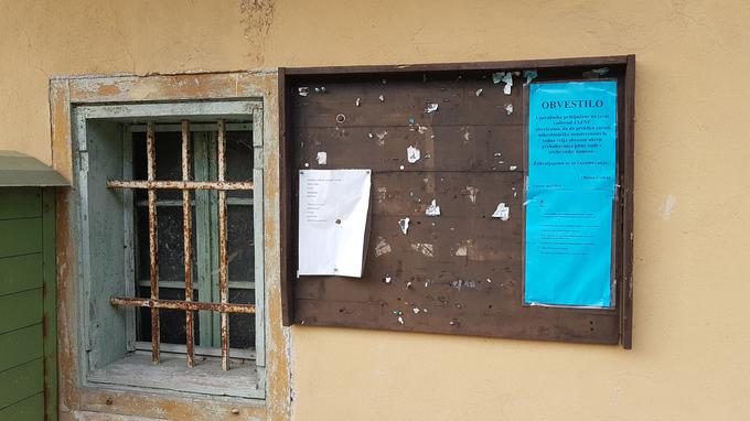 Pri sosedih Vončine, tik ob njihovi hiši, je na oglasni deski ves čas obvestilo o obveznem prekuhavanju vode. | Foto: Metka Prezelj