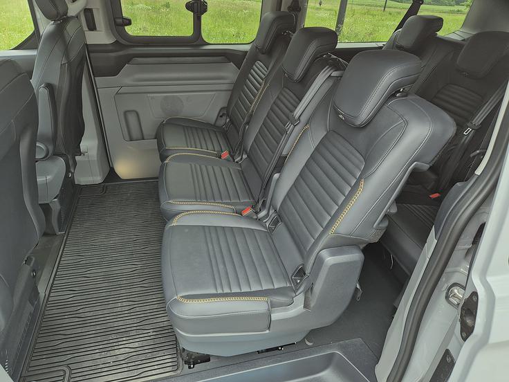 Zunanja sedeža v drugi in tretji vrsti imata sidrišči isofix. V drsnih vratih je poleg dolgega predala tudi utor za pijačo.  | Foto: Aleš Črnivec