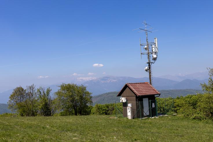 Če boste imeli dobro vidljivost, bodo razgledi s Korade res lepi - takole proti Matajurju in Kaninu. | Foto: Matej Podgoršek