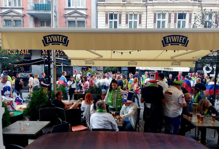 Slovenski navijači so najprej v četrtfinale pospremili košarkarje, zdaj upajo, da bodo v finale še odbojkarje. | Foto: Pe. M.
