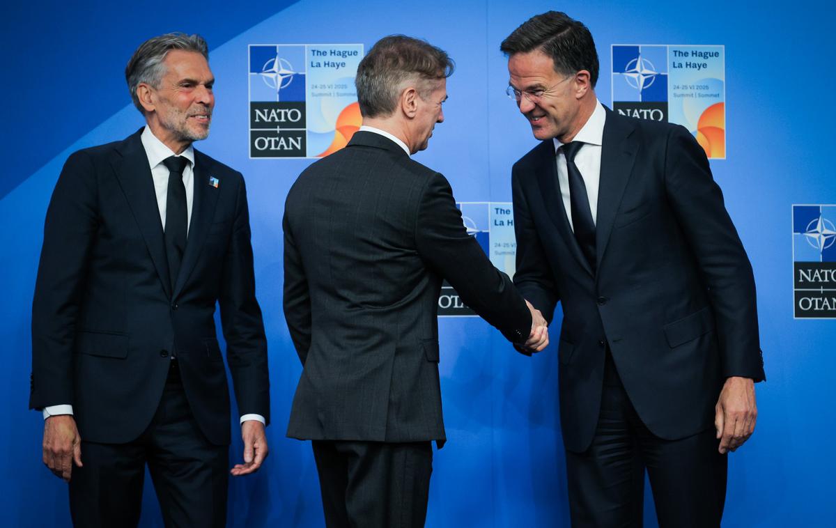 Golob Robert, vrh zveze Nato | Predsednik vlade je poudaril, da je definicija upravičenih stroškov za obrambo in varnost v zaključnem tekstu deklaracije, ki bo sprejeta na današnjem vrhu zveze Nato v Haagu, razširjena: "Uspelo nam je razširiti definicijo, da varnost ni samo orožje, ampak tudi vse druge prvine varnosti, zaščite in odpornosti. Zadovoljni smo, da nam je uspelo koncept širše varnosti vnesti tudi v to deklaracijo. Zato tudi verjamemo, da je ta deklaracija v celoti usklajena z našimi cilji in ji zato ne bomo nasprotovali," je bil jasen premier dr. Golob. | Foto Daniel Novakovič/STA