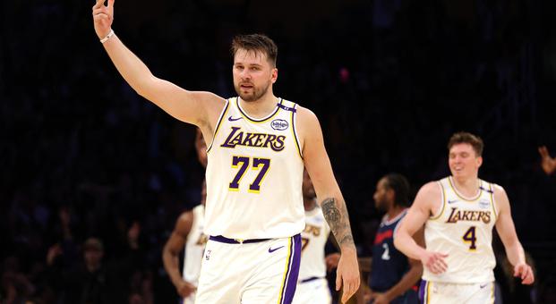 Luka Dončić znova čaral, Lakersi po sladki zmagi že drugi na lestvici #video