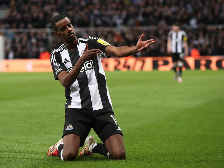 Alexander Isak, ki blesti pri Newcastlu, je spomladi s Švedsko nepričakovano izgubil v gosteh pri Luksemburgu. | Foto: Reuters