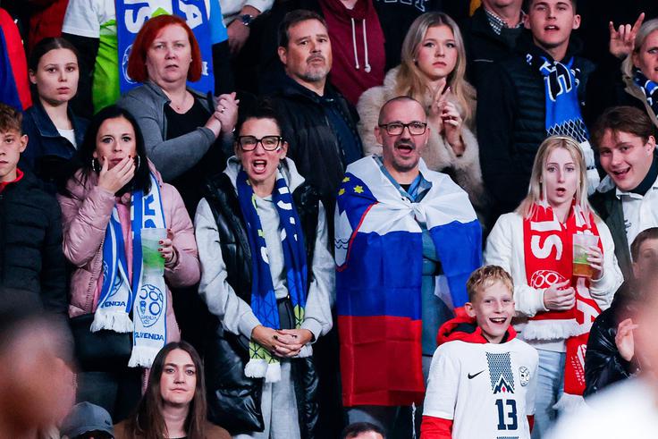 Gledalci v Stožicah, zbralo se jih je več kot 14 tisoč, niso dočakali zadetka. | Foto: Aleš Fevžer