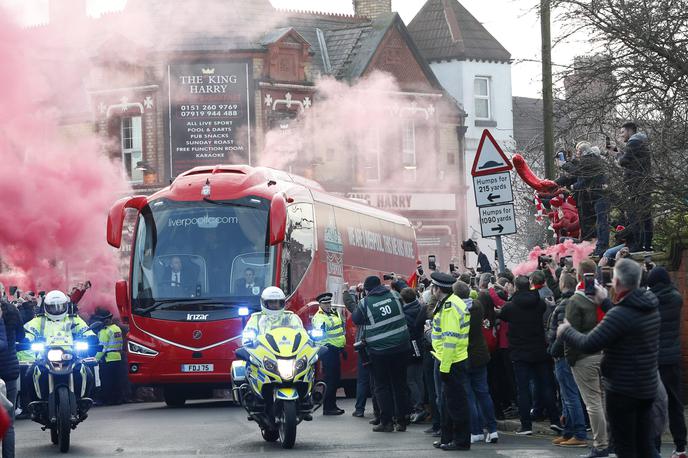 Liverpool avtobus Manchester | Naj gre za gostovanje pri Unitedu ali Cityju, nogometašev Liverpoola v Manchestru nikoli ne sprejmejo toplo. | Foto Guliver Image