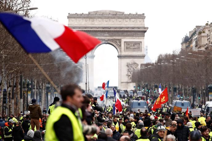 rumeni jopiči protest francija pariz | Gumijaste naboje, solzivec in vodne topove je policija uporabila tudi v mestu Nantes, da bi tako razpršila demonstrante, ki so proti varuhom reda metali steklenice s kislino in goreče predmete. | Foto Reuters