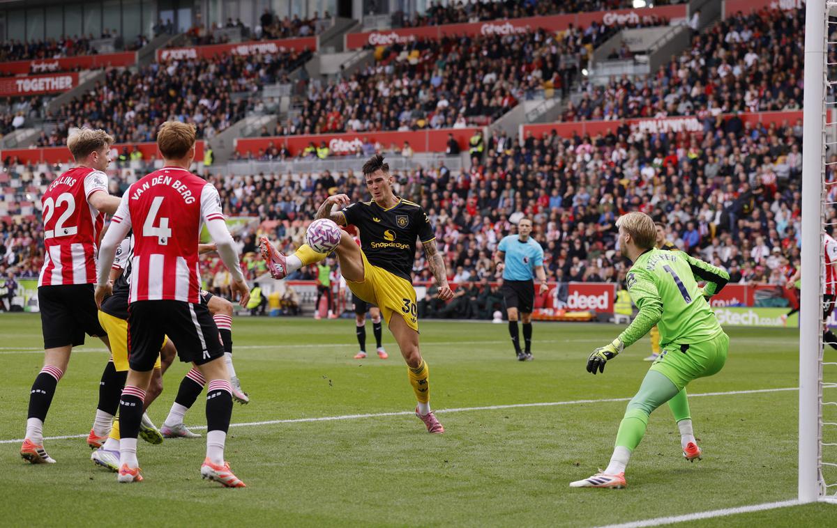 Manchester United Brentford Benjamin Šeško | Benjamin Šeško je sredi prvega polčasa tekme z Brentfordom dosegel svoj prvi gol za Manchester United. | Foto Reuters