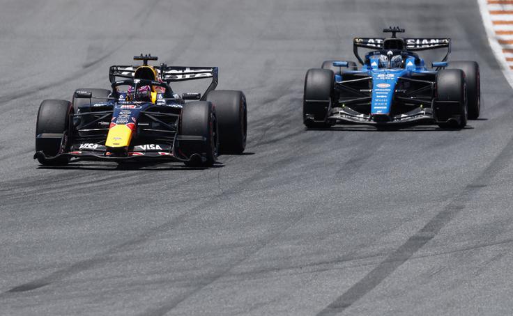 Max Verstappen pravi, da so v času enomesečnega premora pri Red Bullu prepolovili svoj zaostanek. | Foto: Reuters