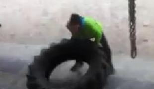 Svetovna prvaka premetavata gume (video)