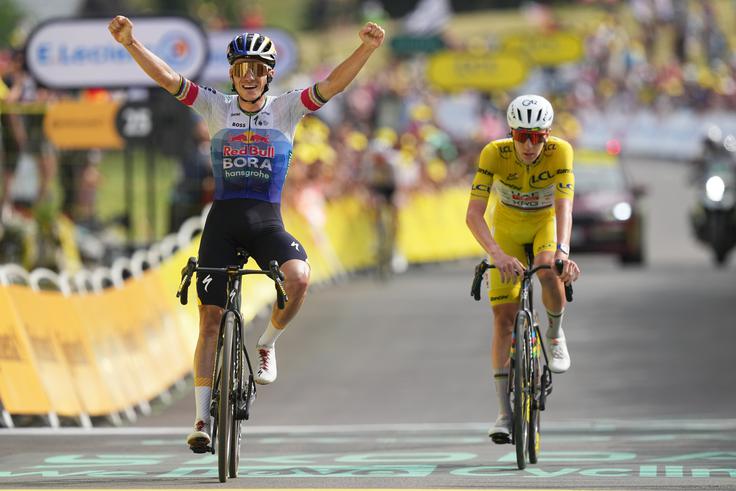 Remco Evenepoel je v cilj prikolesaril pred Tadejem Pogačarjem. | Foto: Guliverimage