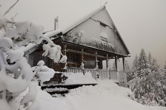 Orožnova koča | Orožnova koča na planini za Liscem v nedeljo ob 12. uri. Oskrbnik Franci Beguš poroča o 28 centimetrih snega. | Foto Orožnova koča na Planini za Liscem