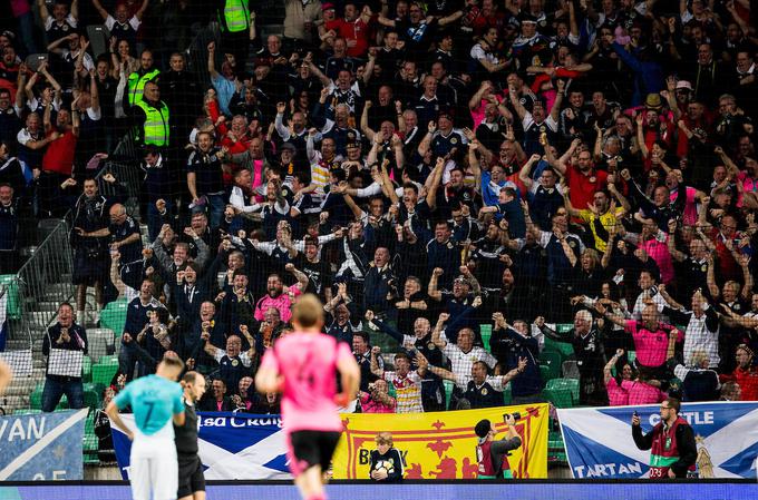 Škotski navijači so po koncu dvoboja v Stožicah ostali brez glavne nagrade, nastopa v dodatnih kvalifikacijah za SP 2018. | Foto: Vid Ponikvar