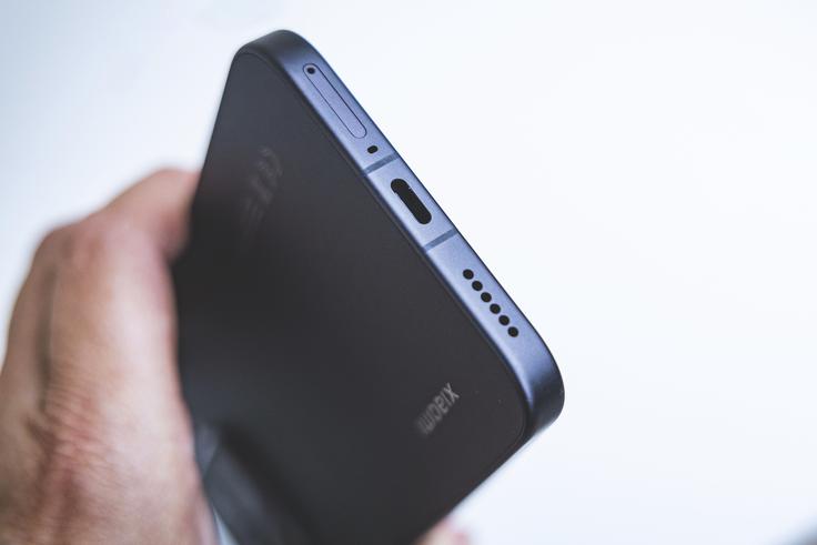 Spodnja stran pametnega telefona Xiaomi 15T Pro | Foto: Ana Kovač