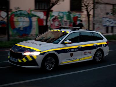 Pijana 18-letnica napadla svojega fanta