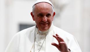 Papež preučuje možnost imenovanja žensk za diakonsko službo