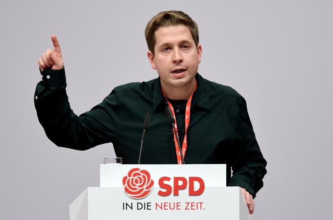 Berlinčan Kevin Kühnert (ime je dobil po angleškem nogometašu Kevinu Keeganu) je nekdanji predsednik Mladih socialistov. Zdaj je eden od podpredsednikov SPD. Vneto je nasprotoval veliki koaliciji s CDU/CSU, pred letošnjimi volitvami pa upal na rdeče-rdeče-zeleno koalicijo z Levico in Zelenimi. Predlani je dvignil precej prahu, ko je v nekem intervjuju omenjal podržavljanje ali podružabljanje avtomobilskega izdelovalca BMW. | Foto: Reuters