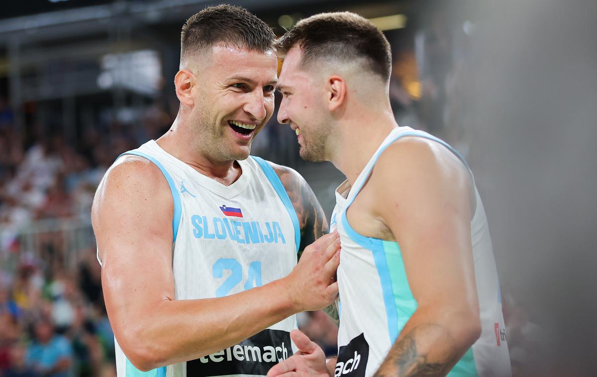 Alen Omić, Luka Dončić | Alen Omić in Luka Dončić sta se v Beogradu pošalila z Edom Murićem. | Foto Filip Barbalić