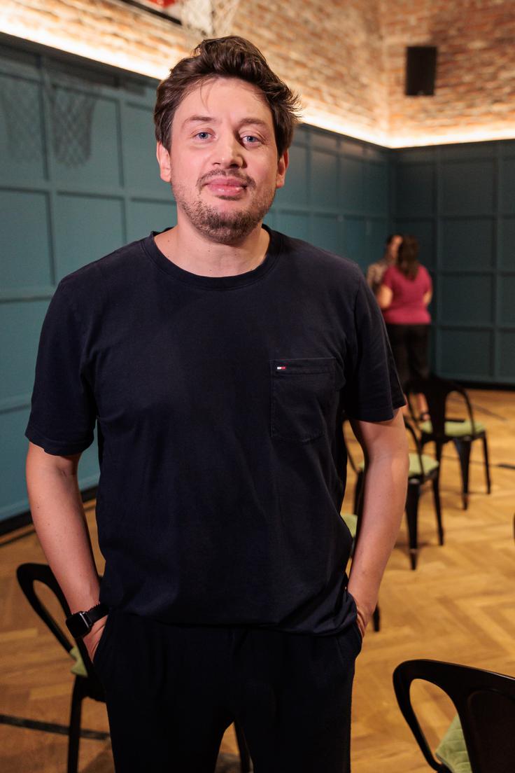 42-letni stand-up komik Tin Vodopivec se je slovenski javnosti predstavil že leta 2006, vse od takrat pa je v Sloveniji oral ledino tega žanra. Najbolj znan je po svoji predstavi Elektro Banana, nastopil in sodeloval pa je tudi pri drugih predstavah in projektih, kot so Desert, Staro za novo, Rock'n'roll ... | Foto: Mediaspeed