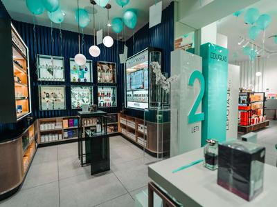 Parfumerije Douglas so praznovale dve leti poslovanja v Sloveniji – z glamuroznim praznovanjem in lansiranjem nove storitve Skincare Šola Douglas