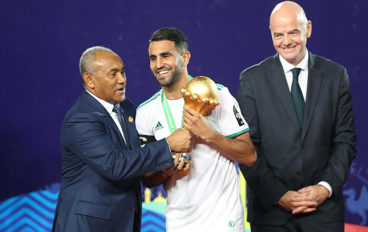 Ahmed Ahmed Fifa | Ahmad Ahmad (levo) je tako lani predal pokal alžirskemu asu Riyadu Mahrezu za osvojen naslov afriških prvakov. | Foto Reuters