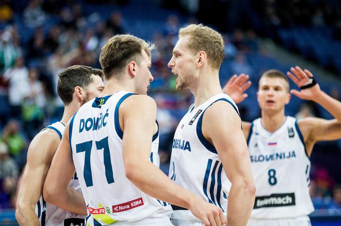 Luka Dončić in Jaka Blažič sta si na EuroBasketu delila slačilnico, v španskem prvenstvu pa sta bila v nedeljo goreča tekmeca. | Foto: Vid Ponikvar