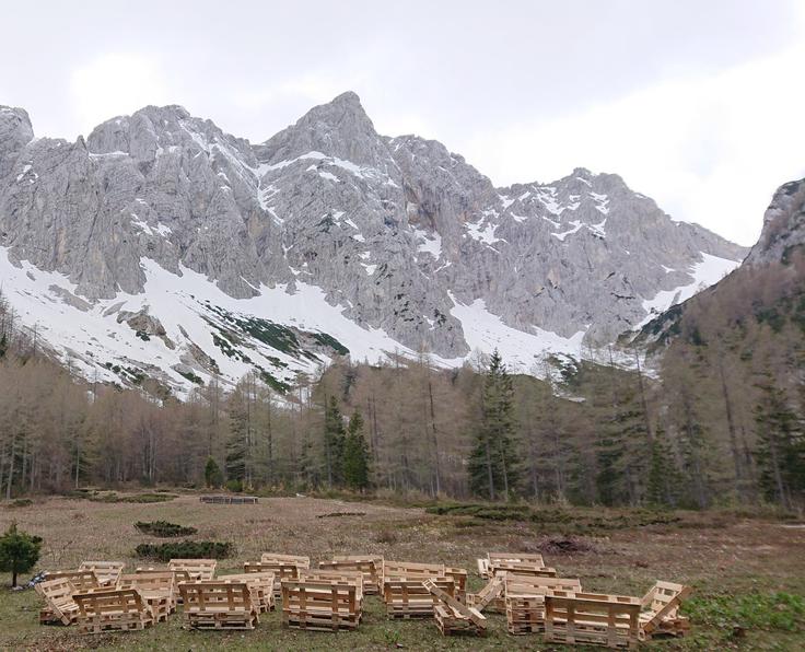 Na travniku pred zavetiščem GRS so postavili mize in stole iz palet, ki so bile prejšnji konec tedna že "lepo zapolnjene" z obiskovalci. | Foto: Planinsko društvo Celje Matica