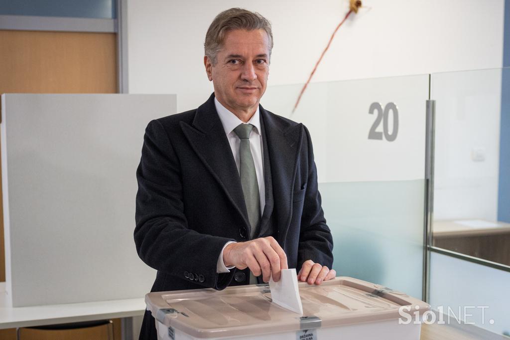 Premier Robert Golob in Tina Gaber Golob na predčasnem glasovanju pred referendumom o zakonu o pomoči pri prostovoljnem končanju življenja.