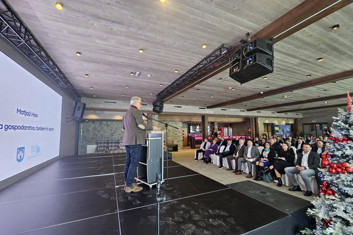 Matjaž Han | O industriji prihodnosti, zeleni preobrazbi in izzivih je na forumu spregovoril glavni direktor Sij Metala Ravne Jernej Močnik. Povedal je, da so v težkem obdobju in da ne pomnijo v kosu treh let skupaj tako zahtevnega obdobja. Dejal je, da pričakujejo aktivacijo stalne sheme skrajšanega delovnega časa, da bodo lahko ohranili delovna mesta. "To bo zelo hitro," pa je v izjavi medijem glede aktivacije sheme dejal minister Han. | Foto STA