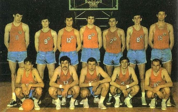 Ćosić (levo v zgornji vrsti) z jugoslovansko reprezentanco leta 1970 | Foto: FIBA