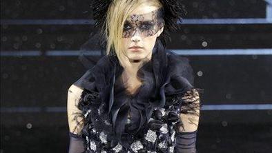 Jesenski Karl Lagerfeld Chanel zavil v temne barve