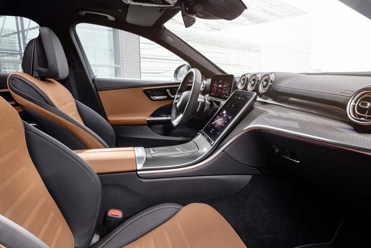 Notranjost se s prostostoječim zaslonom instrumentne plošče in navpičnim zaslonom multimedijskega sistema MBUX zgleduje po prestižnem razredu S. | Foto: Mercedes-Benz AG