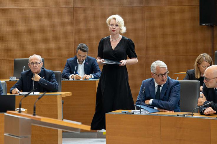 "Naj nas ne vodi preteklost, naj bo danes prvi dan, ko bomo opustili ta in druga nesoglasja zaradi boljšega jutri. Pojdimo složno naprej v dobro sočloveka in okolja," je pozvala Klakočar Zupančičeva. | Foto: Matic Prevc/STA