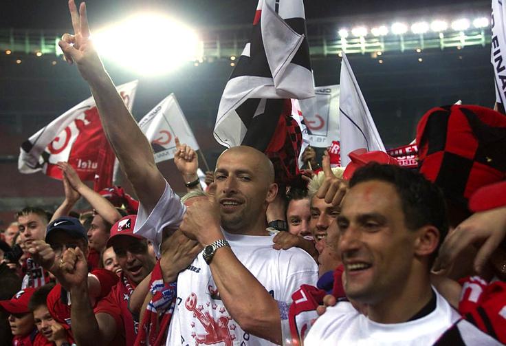 Aleš Čeh si je pri graškem Gaku prislužil legendarni status. Tako je proslavljal osvojitev pokalne lovorike. Takrat je za Gak nastopal tudi hrvaški napadalec Igor Pamić. | Foto: Guliverimage