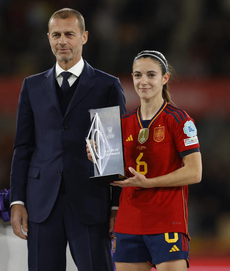 Nagrado MVP finala je z rok predsednika Uefa Aleksandra Čeferina prejela Aitana Bonmati. | Foto: Reuters