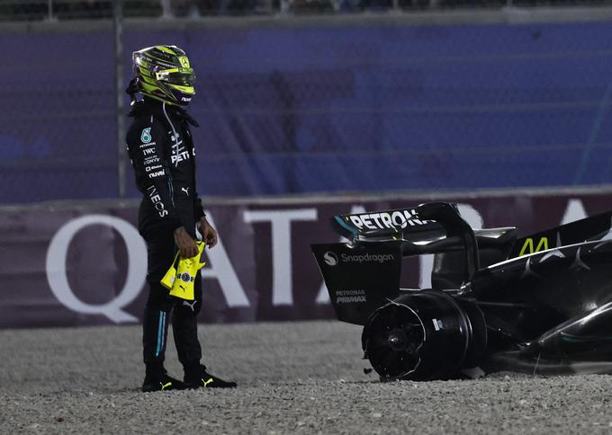 Lewis Hamilton se je v prvem zavoju zataknil za ekipnega kolega in odstopil. | Foto: Reuters