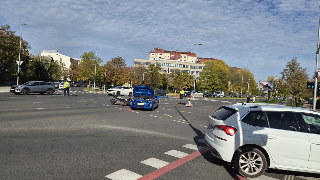V Ljubljani trčila osebno vozilo in motorno kolo, poškodovane tri osebe #foto