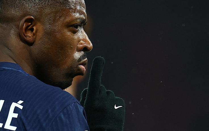 Ousmane Dembele je začel na klopi. | Foto: Reuters