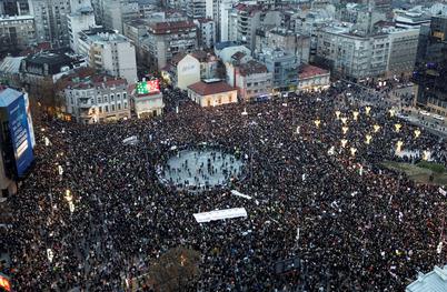 Več tisoč protestnikov zavzelo ulice Beograda #foto #video