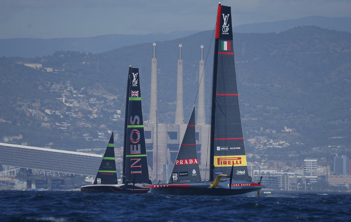 Luna Rossa, Ineos Britannia | Po štirih regatah pokala Louis Vuitton je izid izenačen na 2:2. | Foto Reuters