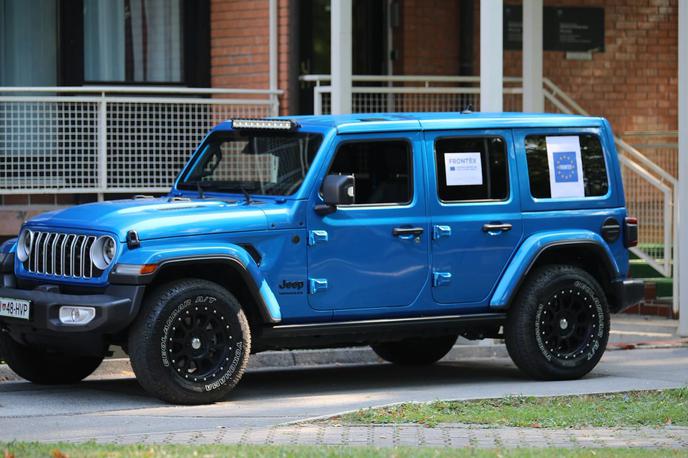 policijsko vozilo | Jeep wrangler je opremljen s sodobno tehnologijo in primeren za vožnjo po najzahtevnejšem terenu.  | Foto Slovenska policija/Facebook