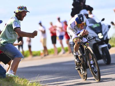 Evenepoel kot raketa do nove etapne zmage, odstop Lipowitza po grdem padcu #video