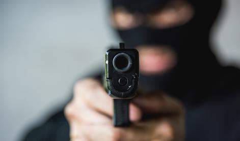 Oborožen rop v Mariboru: več zamaskiranih moških pobegnilo z avtomobilom