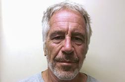 Zlorab obtoženi Epstein v zaporu storil samomor, tožilska preiskava gre dalje