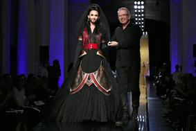Bradata Conchita na Gaultierjevi modni reviji (foto)