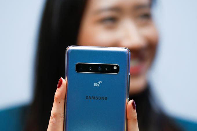 Kamere ToF bomo na pametnih telefonih v prihodnosti pogosteje srečevali tudi zato, ker gre za tehnologijo, ki zmore ogromno, obenem pa je lahko razmeroma majhna in ne porabi veliko elektrike, postopoma pa postaja tudi cenejša in bo h končni ceni pametnega telefona prispevala vse manj. Na fotografiji pametni telefon Samsung Galaxy S10 5G, eden od dveh Samsungovih pametnih telefonov, ki imata kamero ToF (drugi je oziroma bo od prihodu na trg Galaxy Note 10+). | Foto: Reuters