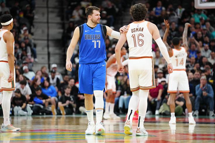 Luki Dončiću je blokado na srečanju podelil tudi Turek Cedi Osman. | Foto: Reuters