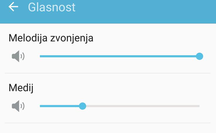 Ko na telefonu ali tablici poslušate glasbo ali spletni videoposnetek, glasnosti ne navijajte po nepotrebnem, saj tudi s tem bolj obremenjujete baterijo. Alternativa je uporaba slušalk, saj bo naprava porabila manj energije kot pri napajanju notranjega zvočnika.  | Foto: 