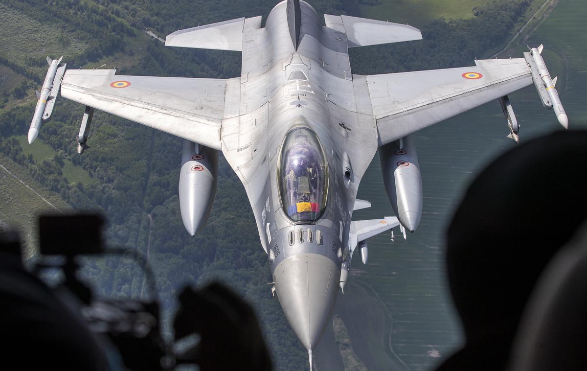 Romunski F-16 | Ruski dron, ki je preteklo soboto za slabo uro kršil romunski zračni prostor, so spremljala štiri letala, dva romunska F-16 (na fotografiji je F-16 romunskih zračnih sil na nebu nad Litvo) in nemška eurofigherja.  | Foto Guliverimage