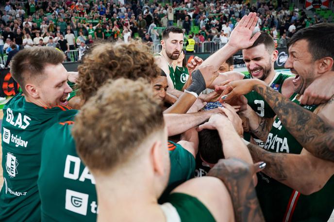 Cedevita Olimpija | Soigralci so po zmagi slavili junaka Alekseja Nikolića. | Foto Filip Barbalić