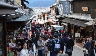 V Kjotu nad turiste, ki s selfiji nadlegujejo gejše #video